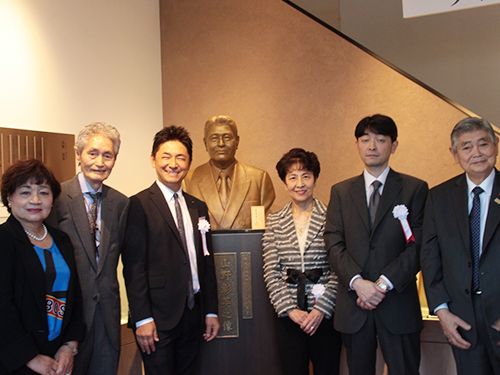 （右から）山野正義山野学苑総長、山野義友ヤマノHD社長、山野敬子社主、山野幹夫社長、山野景章監査役